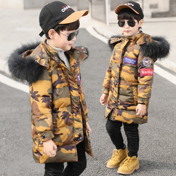 Kamuflaažmustri ja embleemiga laste jope poistele