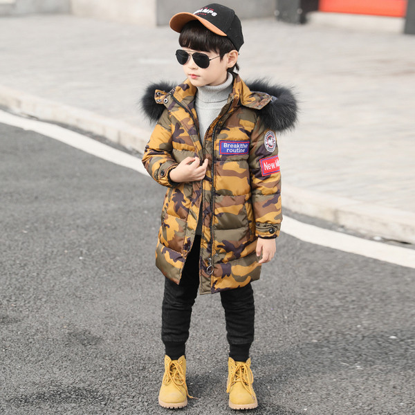 Kamuflaažmustri ja embleemiga laste jope poistele