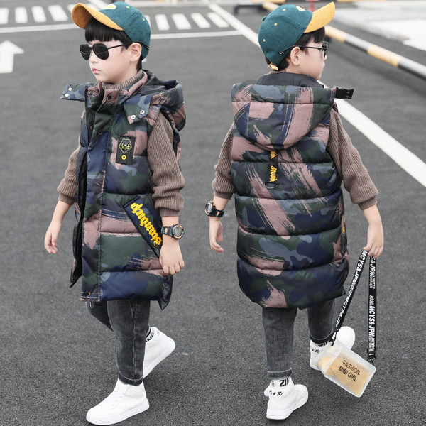 Kapuutsiga ja embleemiga pikk lastevest poistele