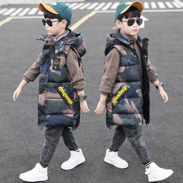 Kapuutsiga ja embleemiga pikk lastevest poistele