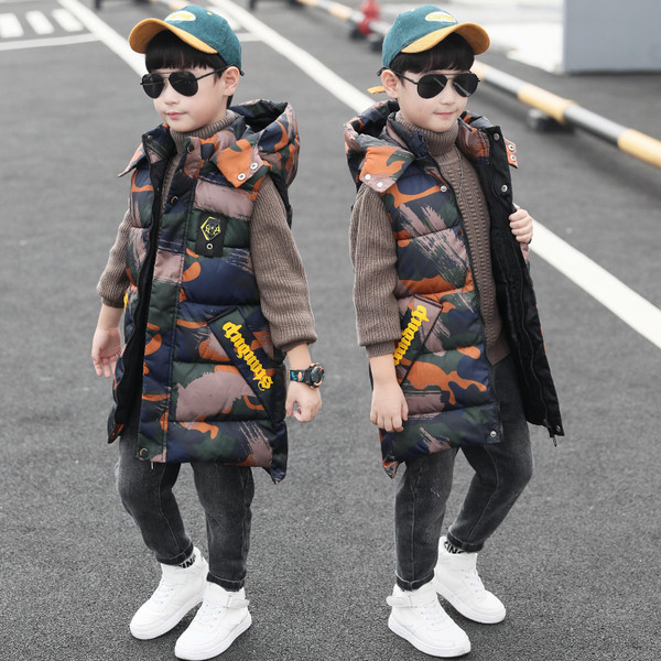 Kapuutsiga ja embleemiga pikk lastevest poistele