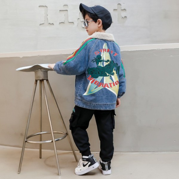 Aplikatsiooni ja kraega laste teksajakk poistele