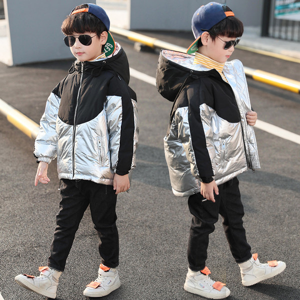 Kapuutsiga ja lukuga laste jope poistele - läikiva efektiga