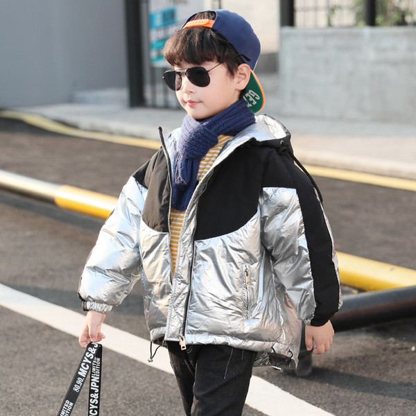 Kapuutsiga ja lukuga laste jope poistele - läikiva efektiga