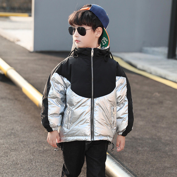 Kapuutsiga ja lukuga laste jope poistele - läikiva efektiga