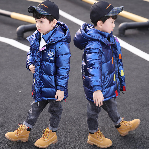 Dječja jakna za dječake s kapuljačom i aplikacijom