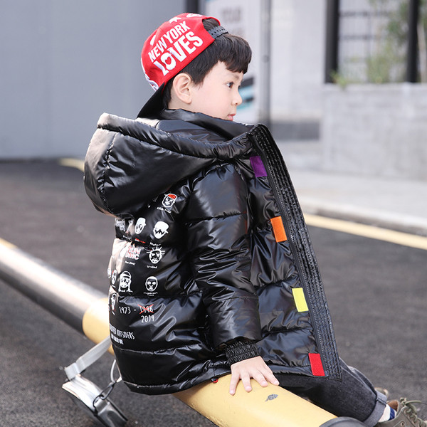 Dječja jakna za dječake s kapuljačom i aplikacijom