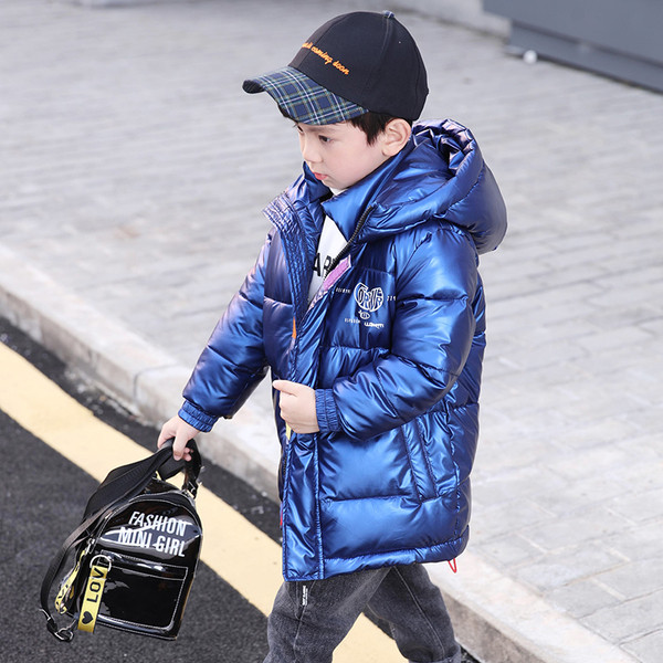 Dječja jakna za dječake s kapuljačom i aplikacijom