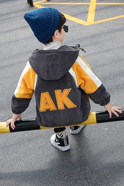 Kapuutsiga ja lukuga laste jope poistele