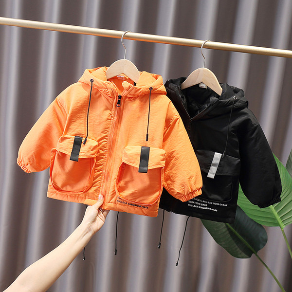 Moodne taskute ja lipsudega laste jope poistele