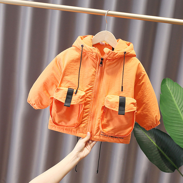 Moodne taskute ja lipsudega laste jope poistele