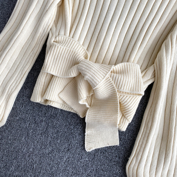 Γυναικείο πουλόβερ με λαιμόκοψη και κορδέλα στη πλάτη