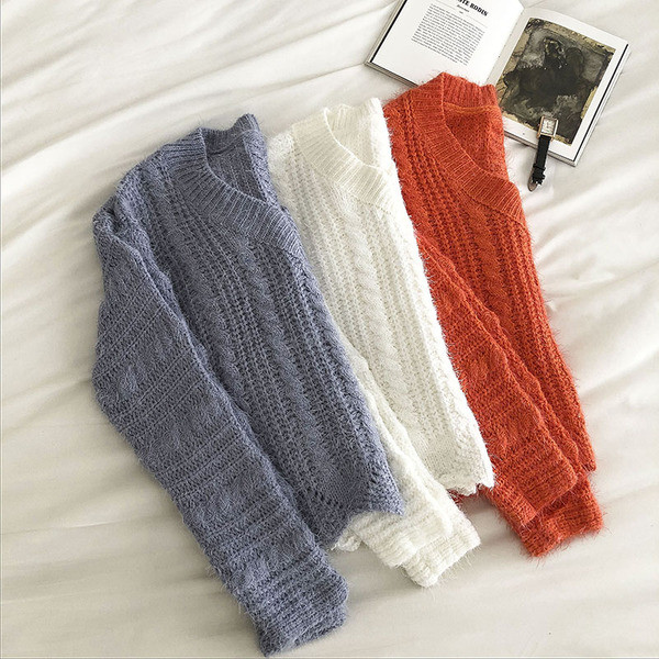 Μοντέρνο γυναικείο πουλόβερ με λαιμόκοψη