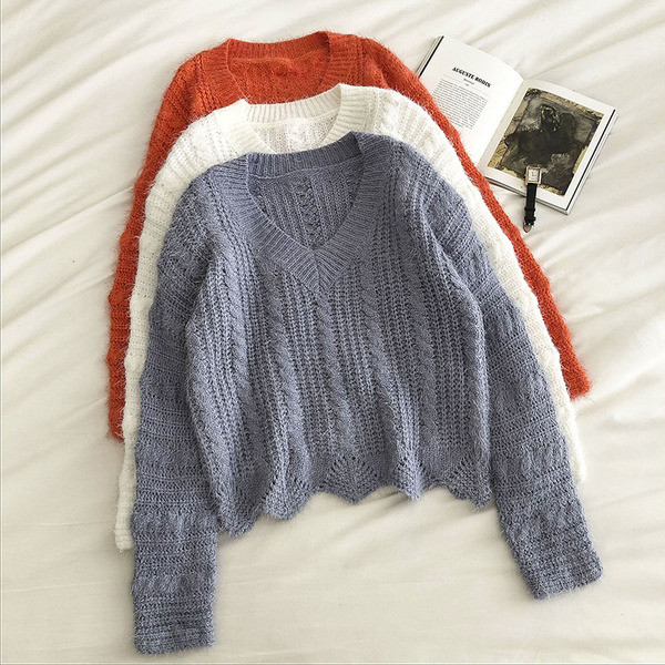 Μοντέρνο γυναικείο πουλόβερ με λαιμόκοψη