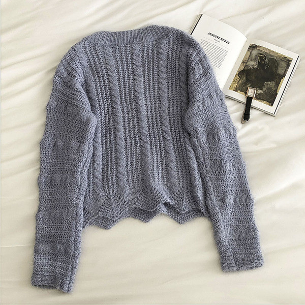 Μοντέρνο γυναικείο πουλόβερ με λαιμόκοψη