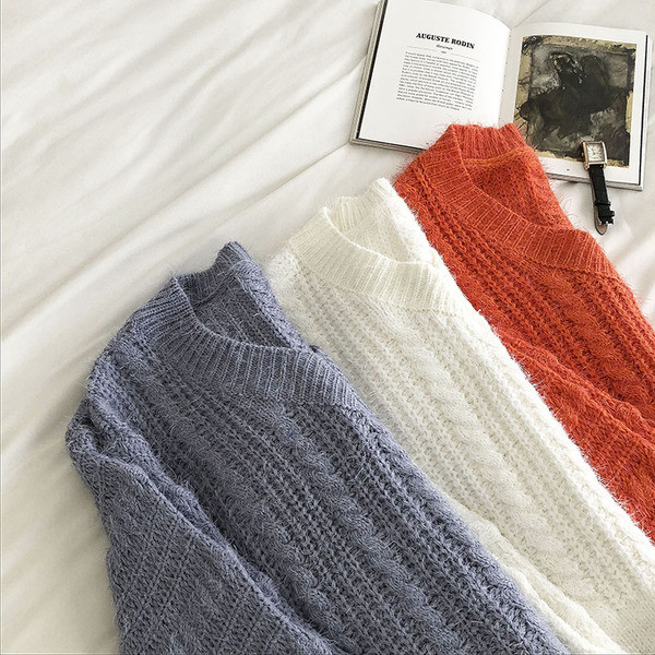 Μοντέρνο γυναικείο πουλόβερ με λαιμόκοψη