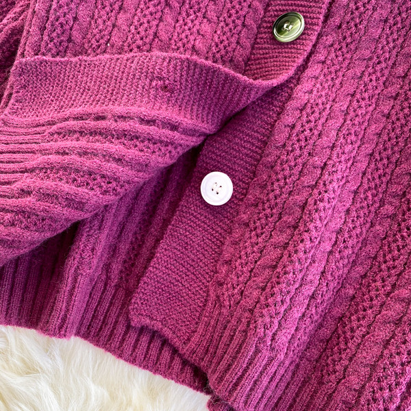 Πλεκτή γυναικεία ζακέτα με κουμπιά και στρογγυλή λαιμόκοψη