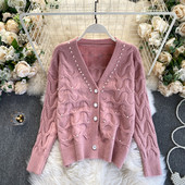 Ζεστή γυναικεία ζακέτα με λαιμόκοψη και πέρλες