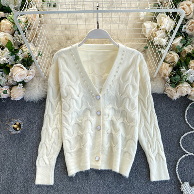 Ζεστή γυναικεία ζακέτα με λαιμόκοψη και πέρλες