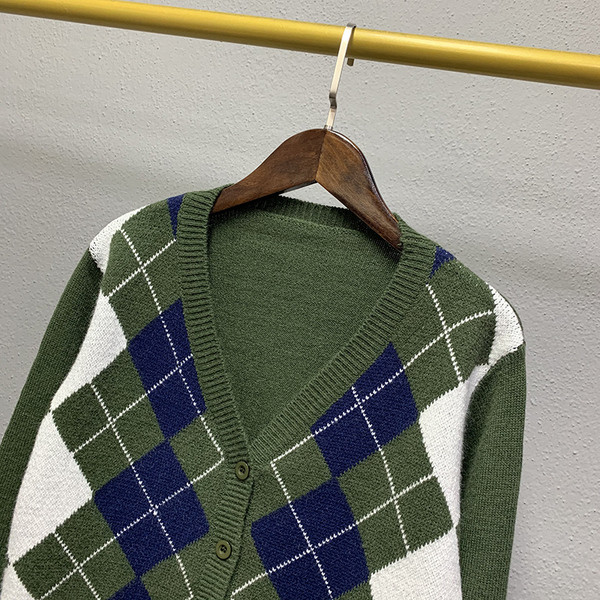 Naiste vabaaja vest spitsikaelusega