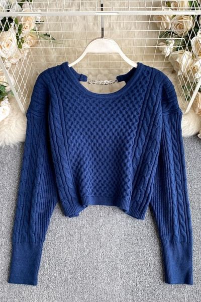 Naiste kampsun ovaalse kaelusega ja seljal metallketiga