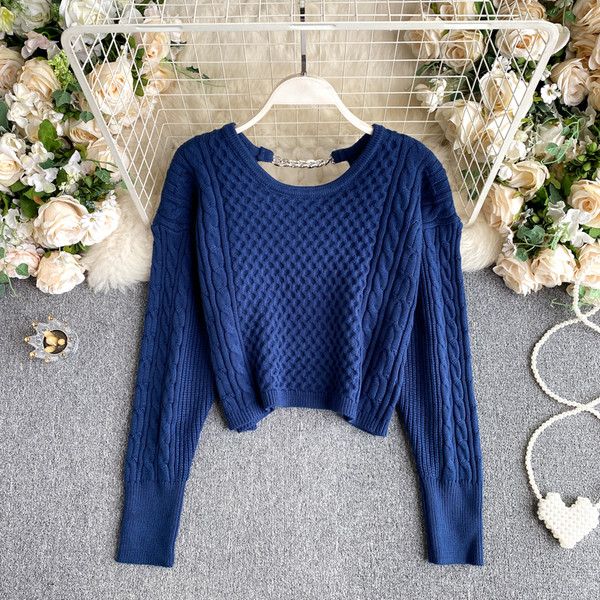 Naiste kampsun ovaalse kaelusega ja seljal metallketiga