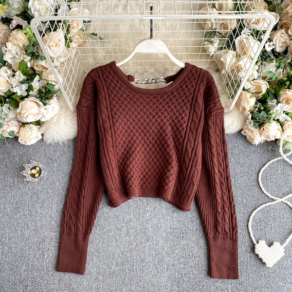 Naiste kampsun ovaalse kaelusega ja seljal metallketiga