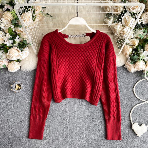 Naiste kampsun ovaalse kaelusega ja seljal metallketiga