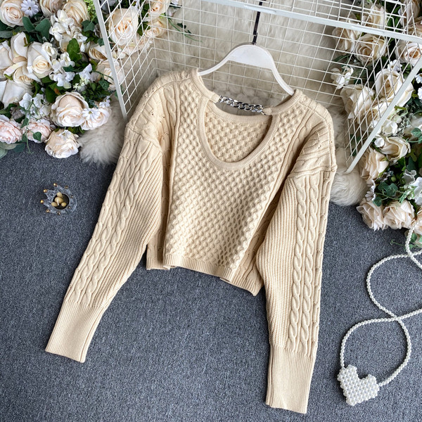 Naiste kampsun ovaalse kaelusega ja seljal metallketiga