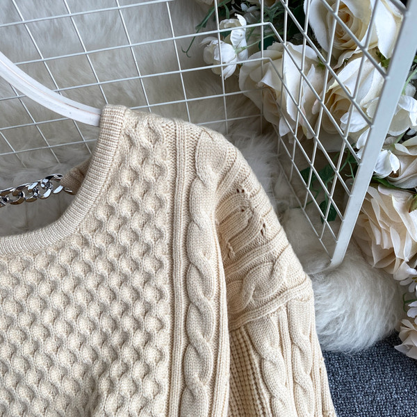 Naiste kampsun ovaalse kaelusega ja seljal metallketiga