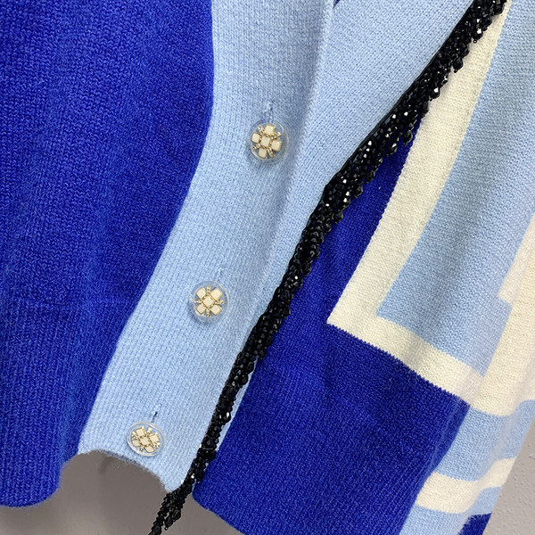 Vestă de damă colorată cu decolteu și nasturi spitz