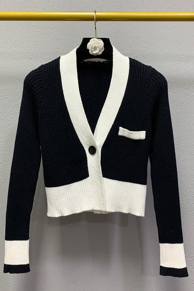 Naiste kaasaegne must-valge spitsikaelusega vest