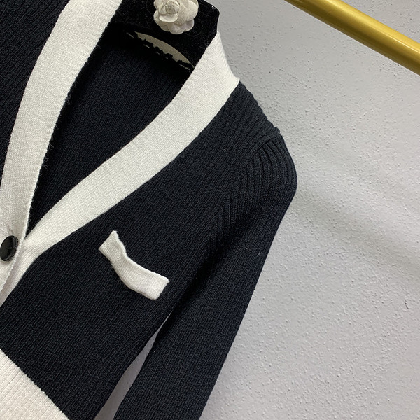 Naiste kaasaegne must-valge spitsikaelusega vest