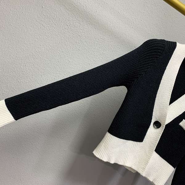 Naiste kaasaegne must-valge spitsikaelusega vest