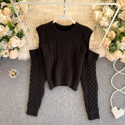 Γυναικείο πουλόβερ με γυμνούς ώμους και στρογγυλή λαιμόκοψη