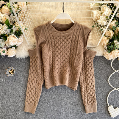 Γυναικείο πουλόβερ με γυμνούς ώμους και στρογγυλή λαιμόκοψη