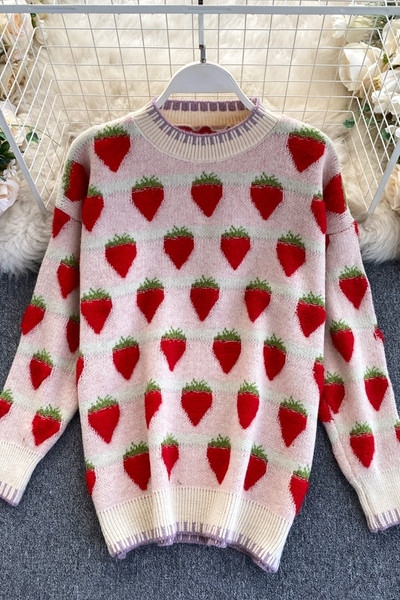 Γυναικείο πουλόςερ με τύπωμα φράουλας με χαμηλό γιακά