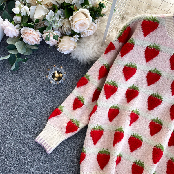Γυναικείο πουλόςερ με τύπωμα φράουλας με χαμηλό γιακά