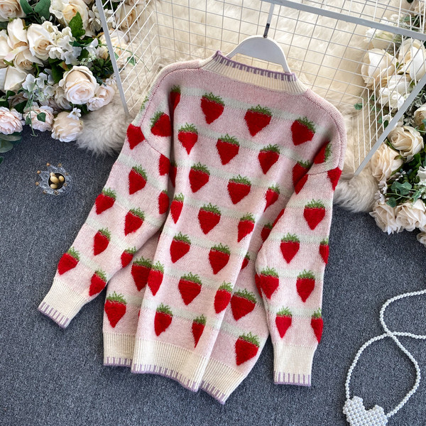 Γυναικείο πουλόςερ με τύπωμα φράουλας με χαμηλό γιακά