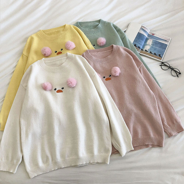 Ümara kaelusega ja 3D elementidega vabaaja naiste kampsun