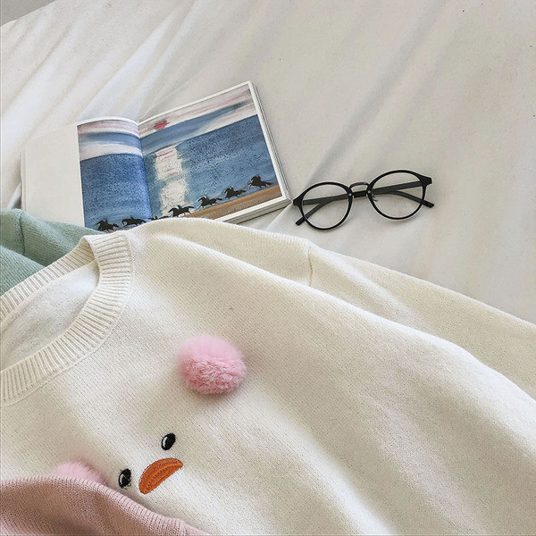 Ümara kaelusega ja 3D elementidega vabaaja naiste kampsun