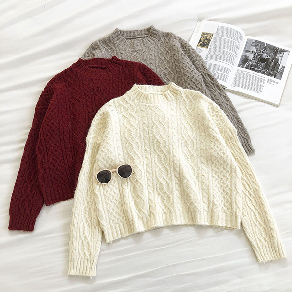 Μοντέρνο γυναικέιο  πουλόβερ με οβάλ ντεκολτέ και μακριά μανίκια