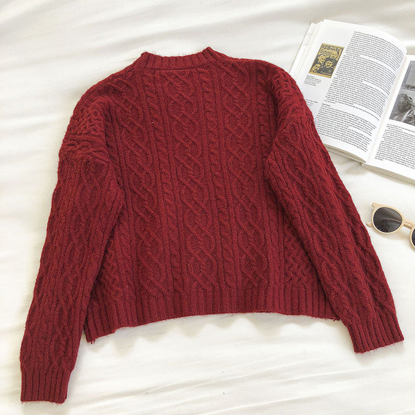 Μοντέρνο γυναικέιο  πουλόβερ με οβάλ ντεκολτέ και μακριά μανίκια