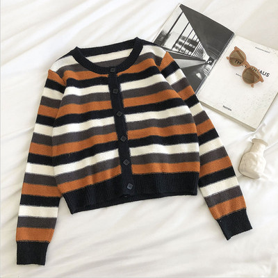 Triibuline naiste vest nööpide ja ovaalse kaelusega