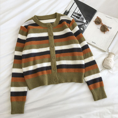 Triibuline naiste vest nööpide ja ovaalse kaelusega