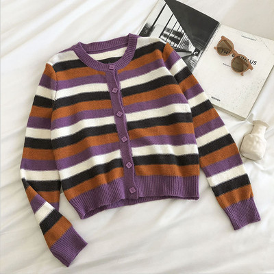 Triibuline naiste vest nööpide ja ovaalse kaelusega