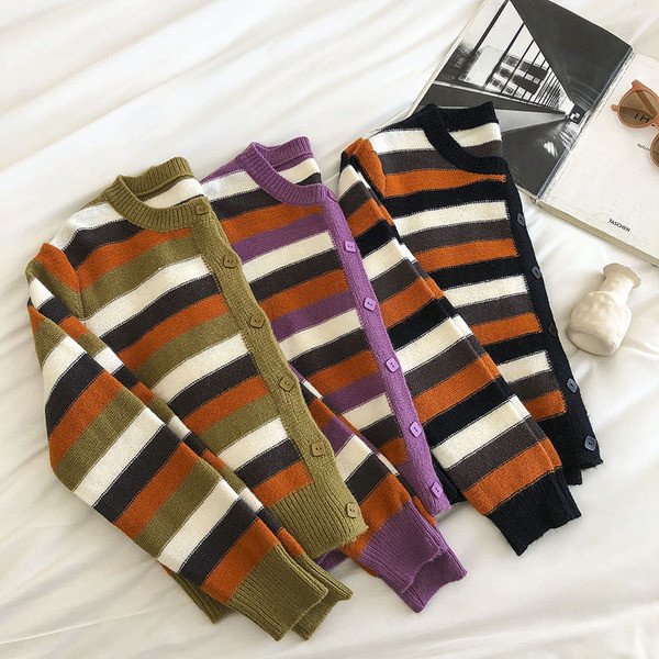 Triibuline naiste vest nööpide ja ovaalse kaelusega