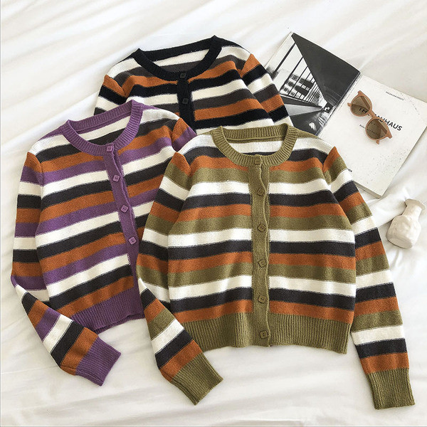 Triibuline naiste vest nööpide ja ovaalse kaelusega