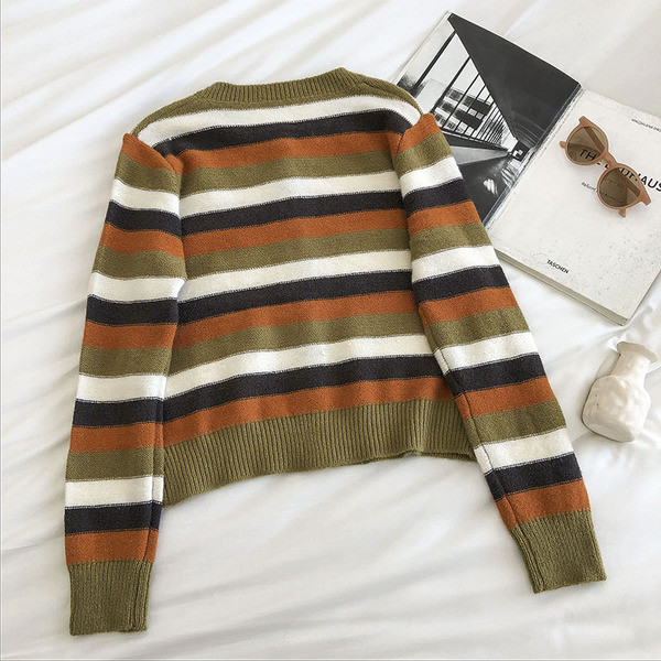 Triibuline naiste vest nööpide ja ovaalse kaelusega