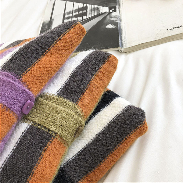 Triibuline naiste vest nööpide ja ovaalse kaelusega